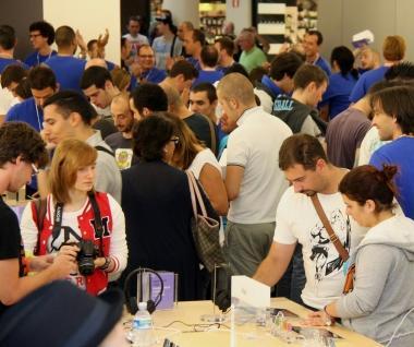 Sopra alcune immagini della folla di patiti dellApple che ieri mattina ha partecipato allinaugurazione del negozio, lunico in Toscana, aperto al Centro commerciale I Gigli di Campi Bisenzio 