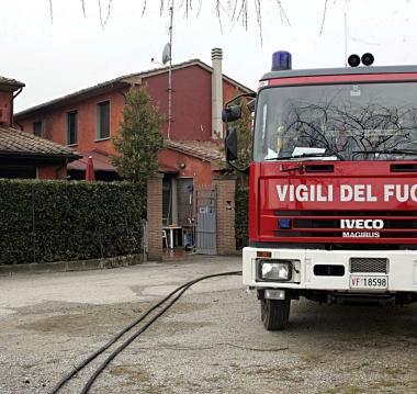 Lintervento dei pompieri per lincendio che scoppi&ograve; nellagriturismo 