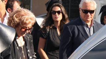 Sopra la moglie Giovanna a destra il vescovo benedice la bara