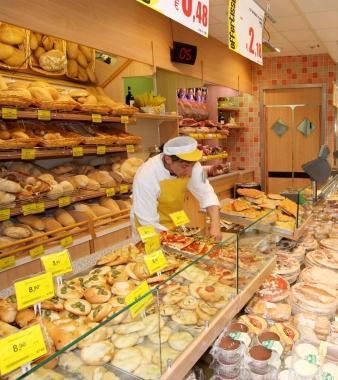 Una farmacia, pi&ugrave; sopra da sinistra una panetteria e il museo del vetro 