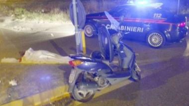 Muore cadendo dal motorino