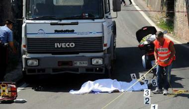 Moto contro un camion, foto muore nell'urto, viva la moglie