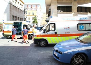 Le ambulanze e la volante sul luogo della tragedia 