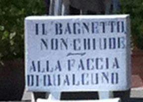 <b>IL CARTELLO.</b> Esposto davanti al bagno Mamma Licia 