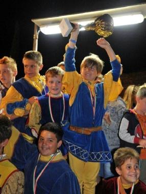 <b>IL TRIONFO </b>Il piccolo Niccol&ograve; alza al cielo il trofeo appena conquistato     