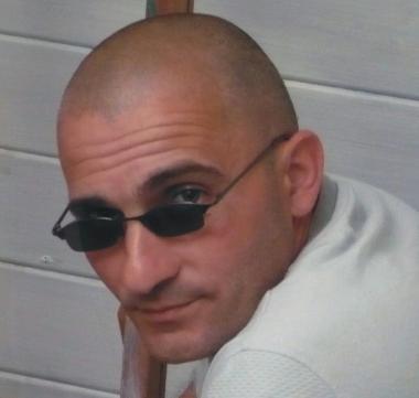 Michele Carusi fa loperaio alla Lucchini e scrive e canta canzoni ispirate alla fabbrica come quelle trascritte qui sotto 