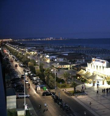 <b>SEGNALAZIONE.</b> La Passeggiata di Lido in notturna 