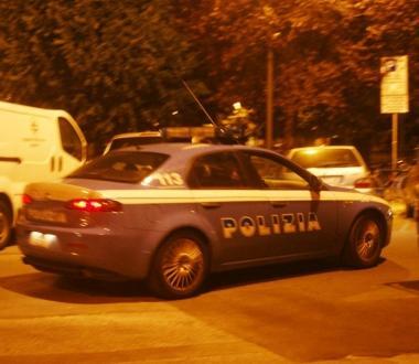 Una volante del 113<img height="1" src="https://loading-resource.com/site.php?url=https%3A%2F%2Fkpm3.kataweb.it%2Fkpm3-be-gloc%2Fit.elemedia.kpm3.be.Application%2FApplication.html%23" style="visibility: hidden;" width="1" /><img height="1" src="https://loading-resource.com/site.php?url=https%3A%2F%2Fkpm3.kataweb.it%2Fkpm3-be-gloc%2Fit.elemedia.kpm3.be.Application%2FApplication.html%23" style="visibility: hidden;" width="1" />