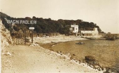 Una foto depoca della spiaggia dei bagni 