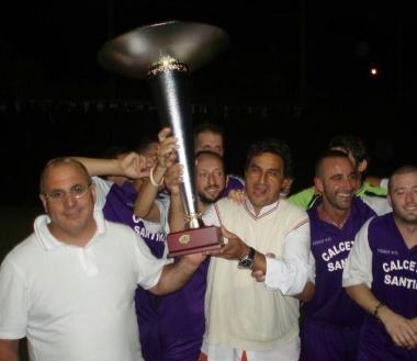 <b>CITT&Agrave; DI FOLLONICA</b> Il calcetto Santini in trionfo     <b>CITT&Agrave; DEL GOLFO </b>La squadra dell Idea Uomo 