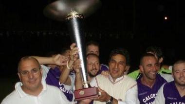 <b>CITTÀ DI FOLLONICA</b> Il calcetto Santini in trionfo <b>CITTÀ DEL GOLFO </b>La squadra dell’ Idea Uomo