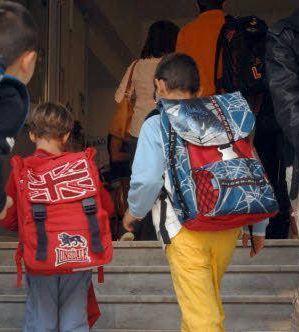 Bambini allentrata di scuola 