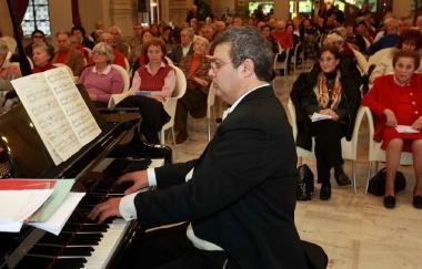 Il maestro Giuseppe Tavanti e sotto una sagra 