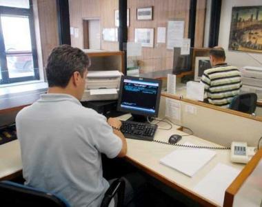Impiegati di un ufficio pubblico al lavoro   