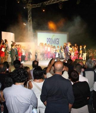L’attesa dei carri in piazza Mazzini