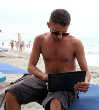 <b>SUL MARE.</b> Un ragazzo col pc 