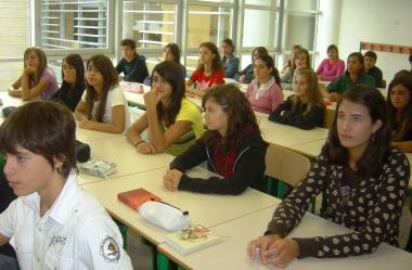 Studenti delle superiori il primo giorno di scuola in un istituto della provincia 