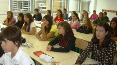 Studenti delle superiori il primo giorno di scuola in un istituto della provincia