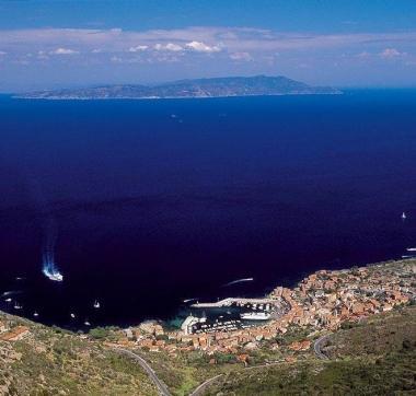 <b>ARGENTARIO</b> luogo ideale per i sub Sullo sfondo, Isola del Giglio 