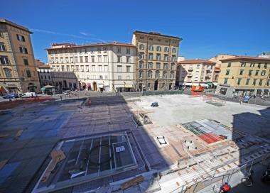 Una veduta panoramica dei lavori alla pavimentazione della piazza