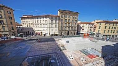 Una veduta panoramica dei lavori alla pavimentazione della piazza