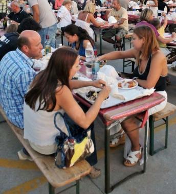 <b>CONTO.</b> Clienti a una sagra 