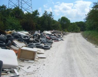 Alcune immagini dei rifiuti accatastati nella discarica di Vallin dell’Aquila