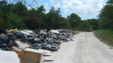 Alcune immagini dei rifiuti accatastati nella discarica di Vallin dell’Aquila