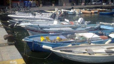 Sabotata una barca nel porto