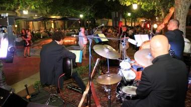 L’orchestra accompagna i commensali di piazza 7 Settembre (nella foto a destra) prima di dare il via alle danze che come sempre chiuderanno la seconda parte della serata