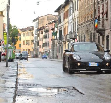 Il sindaco Renzo Berti durante un dibattito alla festa del Pd A sinistra, una buca in corso Gramsci e lospedale del Ceppo 