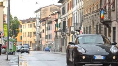 Il sindaco Renzo Berti durante un dibattito alla festa del Pd A sinistra, una buca in corso Gramsci e l’ospedale del Ceppo