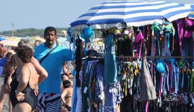 Il senegalese gestisce la spiaggia e stoppa i venditori connazionali
