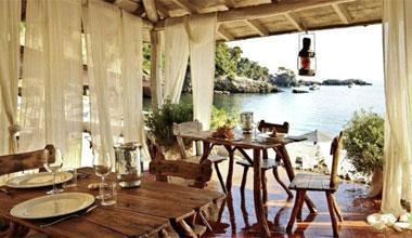 Sigilli all'Eco del Mare, il bagno vip della compagna di Zucchero