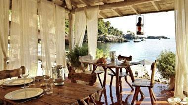Sigilli all'Eco del Mare, il bagno vip della compagna di Zucchero