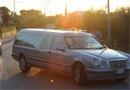 Si scontra con un carro funebre per sfuggire all'arresto