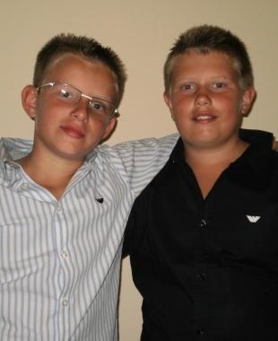 <b>11 ANNI</b> Festa doppia a casa Angiolini dove oggi Luca e Paolo festeggiano il loro 11&ordm; compleanno Ecco un messaggio di auguri giunto in redazione per loro &laquo;Tanti auguri a Luca e Paolo per i vostri 11 anni da babbo mamma e Sara&raquo;  