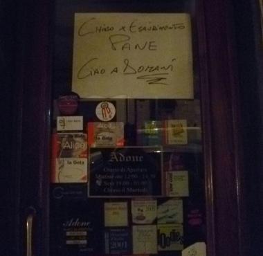 Il cartello comparso sulla porta la sera del Carnevale estivo    