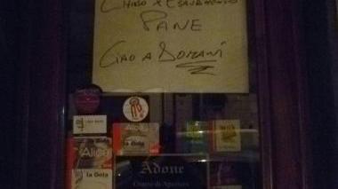 Il cartello comparso sulla porta la sera del Carnevale estivo