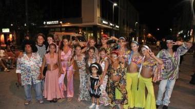 Due ballerine su un carro e, a fianco foto di gruppo in maschera