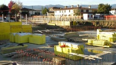 Il cantiere di una casa in costruzione secondo i nuovi dettami ecologici e a destra quello per la ristrutturazione di un edificio pi&ugrave; datato 