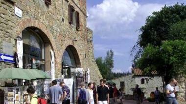 Turisti nel borgo storico di Vinci