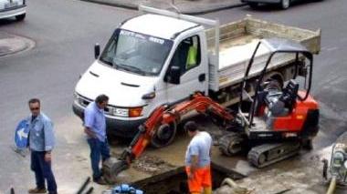 Operai di Acque spa al lavoro