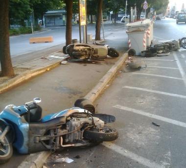 <b>STRIKE.</b> I tre scooter e i due cassonetti danneggiati dallauto 