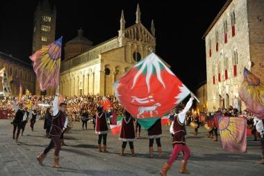 <b>EMOZIONI </b>In alto la magica esibizione degli sbandieratori dedicata al 150&ordm; dellItalia A destra e a sinistra Idrio Brinzaglia con la medaglia e portato in trionfo 