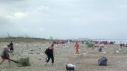 Si raccolgono i rifiuti dopo gli eccessi della “spiaggiata”