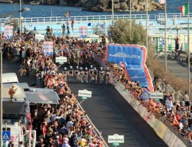 <b>IL GIORNO DEL DOLORE. </b> I ciclisti della Leopard tutti insieme sul traguardo della Terrazza Mascagni    