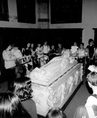 Turisti davanti al sarcofago di Ilaria Del Carretto  