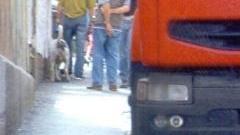 Urta un passeggino sul marciapiede e finisce in strada Ferita un'anziana, l'auto che sopraggiunge riesce a fermarsi