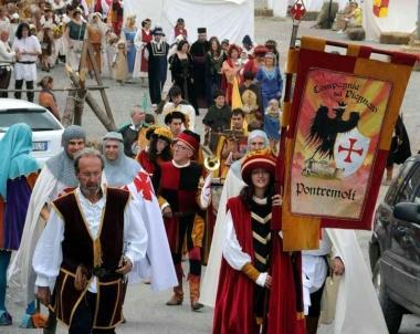 Ledizione di Medievalis dello scorso anno: un corteo in costumi depoca 